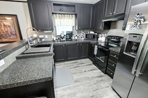 House, 3 Bedrooms | Private kitchen