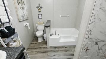 House, 3 Bedrooms | Bathroom | Towels, shampoo