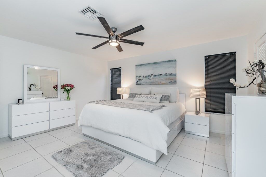 4 soverom, skrivebord for bærbar PC og strykejern/-brett