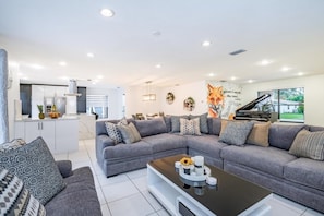 House, 4 Bedrooms | Living area