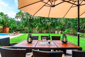 Outdoor dining - Fox Island Heated Spa- Downtown & Beach 4 Bedroom Home (Fort Lauderdale)