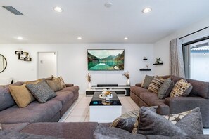 Living area - Fox Island Heated Spa- Downtown & Beach 4 Bedroom Home (Fort Lauderdale)