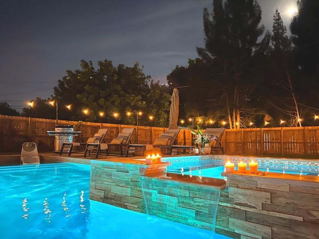 Una piscina al aire libre, una piscina climatizada