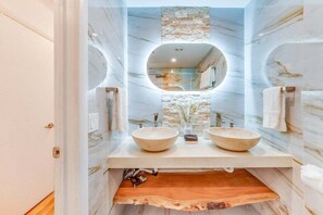 Casa, 4 habitaciones | Baño | Toallas y shampoo 