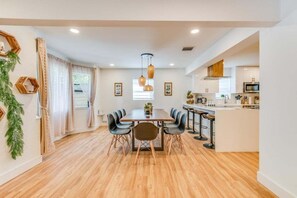 Casa, 4 habitaciones | Restaurantes