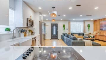 Private kitchen | Fridge, oven, coffee/tea maker, toaster