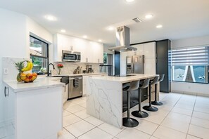 Maison, plusieurs chambres | Cuisine privée | Réfrigérateur, four, cafetière/bouilloire, grille-pain