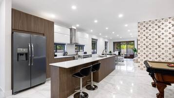 Casa, 3 habitaciones | Cocina privada | Frigorífico, horno, cafetera o tetera y tostadora