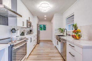 House, 4 Bedrooms | Private kitchen