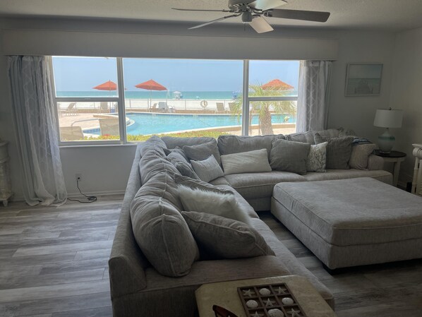 Condo, 2 chambres | Aire de séjour | Téléviseur connecté