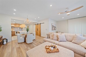 Condo, 2 habitaciones | Área de sala de estar | Smart TV 