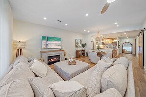 Condo, 2 chambres | Aire de séjour | Téléviseur connecté