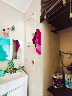Douche, serviettes fournies, savon, papier toilette
