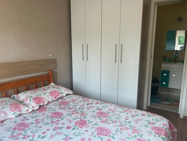 1 dormitorio, tabla de planchar con plancha, wifi gratis y ropa de cama