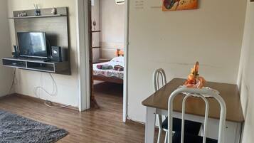 1 habitación, tabla de planchar con plancha, wifi gratis y ropa de cama