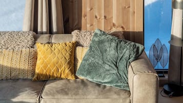 Loft, 5 Bedrooms, Balcony, Lake View | Living area | Books