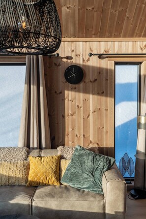 Loft, 5 slaapkamers, balkon, uitzicht op meer | Woonruimte | Boeken