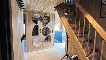 Loft, 5 Bedrooms, Balcony, Lake View | Interior