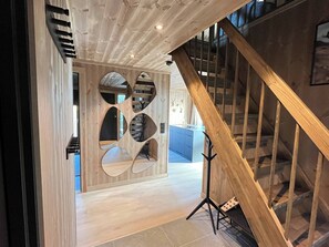 Loft, 5 Bedrooms, Balcony, Lake View | Interior