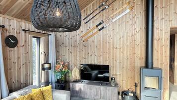 Loft, 5 Bedrooms, Balcony, Lake View | Living area | Books