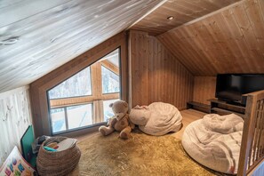 ลอฟท์, 5 ห้องนอน, ระเบียง, วิวทะเลสาบ | 5 ห้องนอน