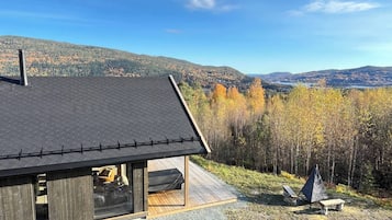 Loftsrom, 5 soverom, balkong, utsikt mot innsjø | Fasade