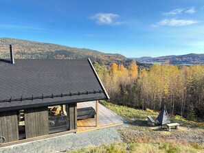 Loft, 5 Bedrooms, Balcony, Lake View | Property grounds
