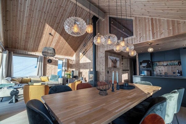 Gác, 5 phòng ngủ, ban công, quang cảnh hồ | Phòng ăn