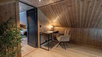 Loft, 5 Bedrooms, Balcony, Lake View | Interior