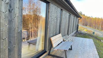 Gác, 5 phòng ngủ, ban công, quang cảnh hồ | Khu phòng khách | Sách