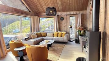 樓中樓客房, 5 間臥室, 露台, 湖景 | 客廳 | 書籍