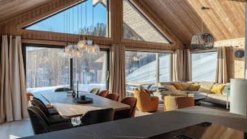 Loft, 5 Bedrooms, Balcony, Lake View | Dining room