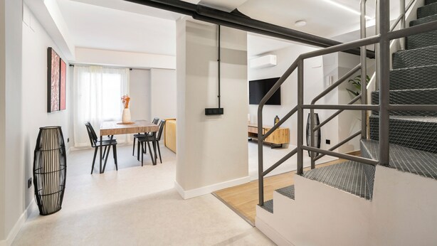 A modern interior with a staircase, a dining area, and a living space. - Dobo Madrid Cabrera (Madrid)