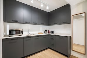 Refrigerador, microondas, placa de cocina, lavavajillas
