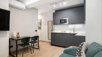 Standard Studio, Ground Floor | Dapur peribadi | Peti sejuk, ketuhar gelombang mikro, dapur, mesin basuh pinggan mangkuk