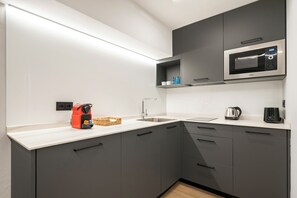 Apartment, 1 Bedroom, Ground Floor | Dapur peribadi | Peti sejuk, ketuhar gelombang mikro, dapur, mesin basuh pinggan mangkuk