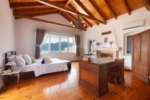 6 slaapkamers, een bureau, een strijkplank/strijkijzer, reisbedje