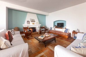 Smart-TV, Kamin, Tischfußball, Bücher