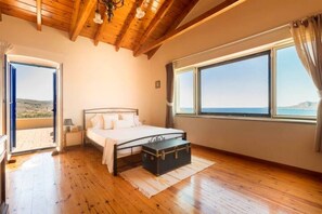 6 bedrooms, desk, iron/ironing board, travel cot