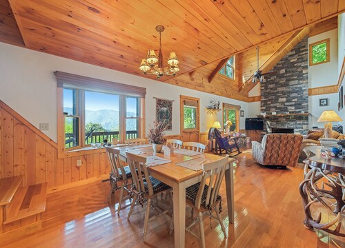 Private 2 Bd 2 Ba Cabin Views, Hot Tub, Near Parkway, King Master