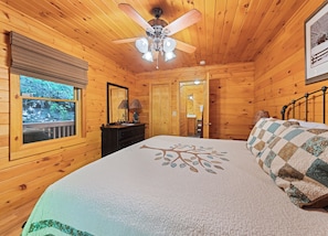 2 bedrooms, iron/ironing board, free WiFi, bed sheets - Private 2 Bd 2 Ba Cabin Views, Hot Tub, Near Parkway, King Master (Maggie Valley)