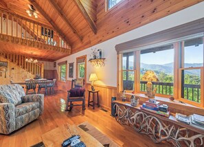 Smart TV, fireplace - Private 2 Bd 2 Ba Cabin Views, Hot Tub, Near Parkway, King Master (Maggie Valley)
