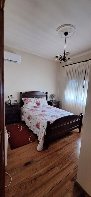 3 bedrooms, desk, iron/ironing board, free WiFi