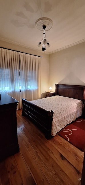 3 bedrooms, desk, iron/ironing board, free WiFi