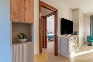 1 bedroom, iron/ironing board, WiFi, bed sheets - Apartment 'Finestra sul Parco' with Private Terrace, Wi-Fi and Air Conditioning (Olbia)