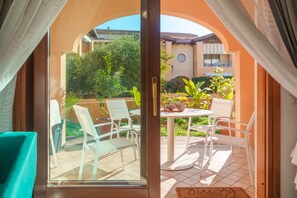 Outdoor dining - Apartment 'Finestra sul Parco' with Private Terrace, Wi-Fi and Air Conditioning (Olbia)