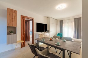Dining - Apartment 'Finestra sul Parco' with Private Terrace, Wi-Fi and Air Conditioning (Olbia)