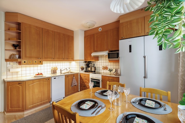 Standard Apartment, Balcony, Courtyard View | Private kitchen | Full-sized fridge, microwave, oven, stovetop