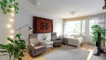 Standaard appartement, balkon, uitzicht op de binnenplaats | Woonruimte | Flatscreentelevisie