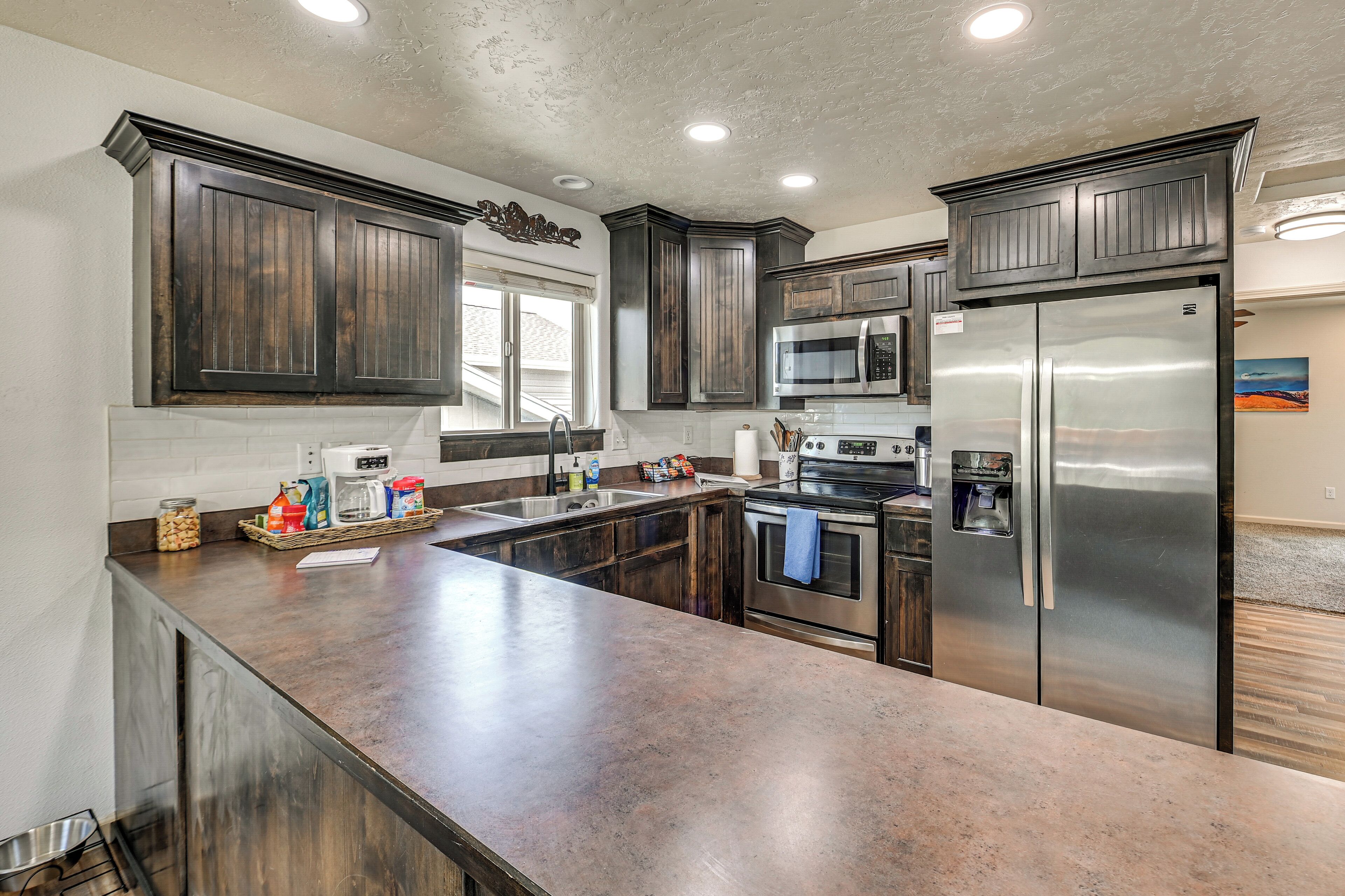 Fridge, microwave, stovetop, dishwasher